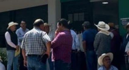 Campesinos concesionarios de pozos se manifiestan por nula atención de CFE a sus demandas