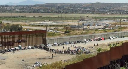 'Estamos desesperados': Sin agua y bajo el sol, miles de migrantes esperan en Tijuana para entrar a EU