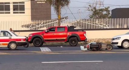 Conductora de motocicleta provoca choque contra taxi y deja 4 lesionados en ciudad Cardel