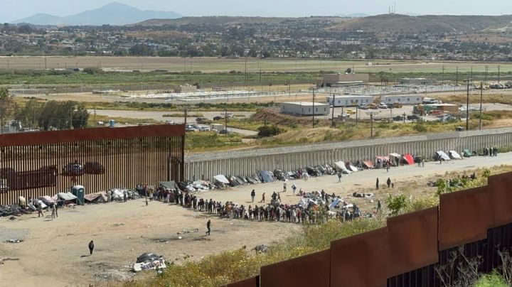 'Estamos desesperados': Sin agua y bajo el sol, miles de migrantes esperan en Tijuana para entrar a EU