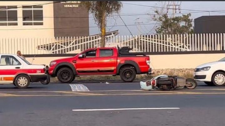 Conductora de motocicleta provoca choque contra taxi y deja 4 lesionados en ciudad Cardel