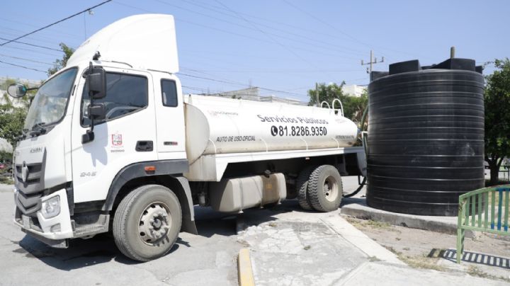 Reparten agua en megatinacos por altas temperaturas en NL