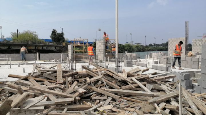 Se ven invencibles pero no lo son: 'maestros' albañiles deben ser cuidados ante ola de calor