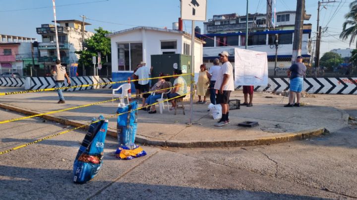 Falta de atención al sistemas de drenaje causa cierre de la Calle ceneral Anaya