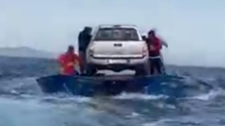 (VIDEO) Ingenio Mexicano: ¡Con botes! Así es como transportan autos por el Océano Pacífico