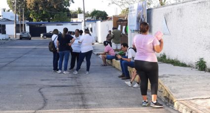 Padres de familia encadenan puertas de primaria evitando ingreso de directora en Tampico