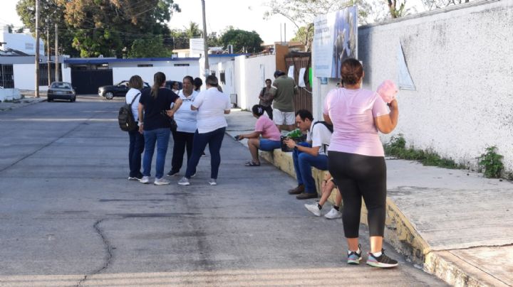 Padres de familia encadenan puertas de primaria evitando ingreso de directora en Tampico