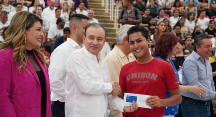 Alfonso Durazo firma decreto para que las becas sean un derecho constitucional