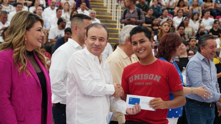 Alfonso Durazo firma decreto para que las becas sean un derecho constitucional