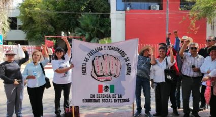 Jubilados del IMSS exigen solución ante prolongados tiempos de espera