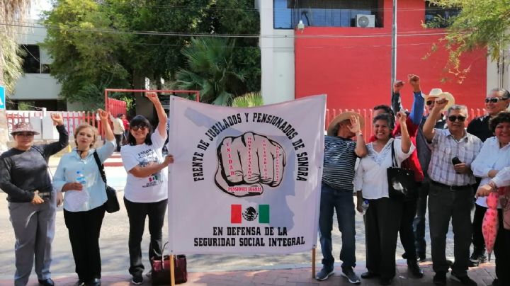 Jubilados del IMSS exigen solución ante prolongados tiempos de espera