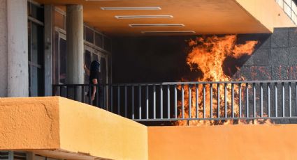 Encapuchados lanzan petardos y encienden fuego en Rectoría de la UNAM