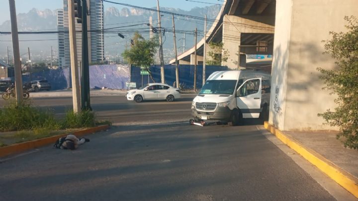 Arrollan a hombre en patín eléctrico en Monterrey