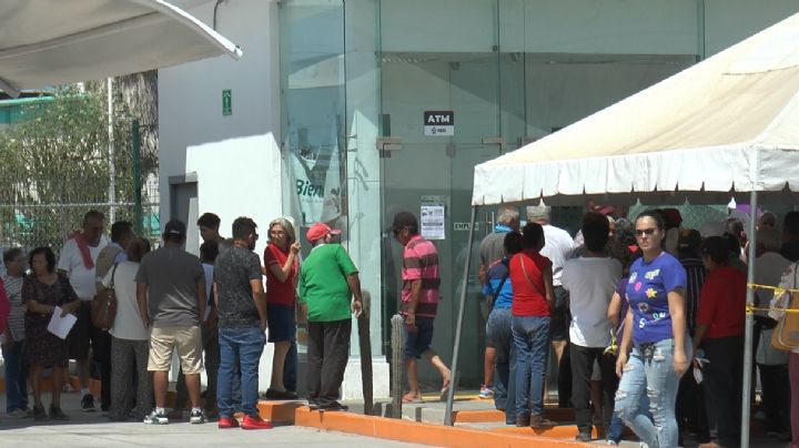 Adultos mayores esperan bajo el sol hasta tres horas para recibir su pensión de Bienestar