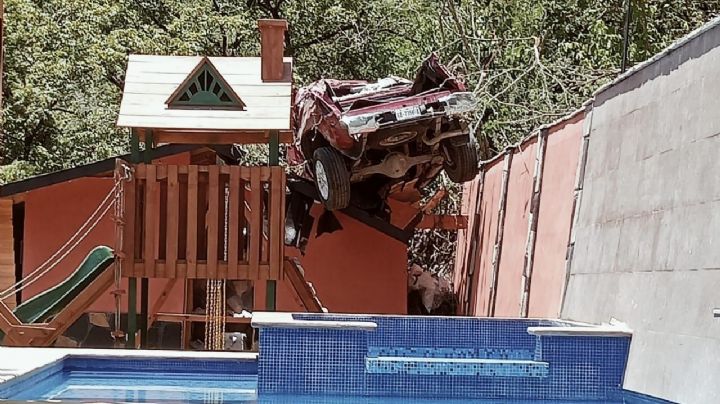 (FOTOS) Se desbarranca camioneta y muere mujer en la sierra de Santiago NL