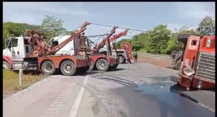 (VIDEO) 4 grúas fueron necesarias para levantar un tráiler que volcó en autopista Veracruz-Córdoba