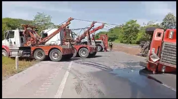 (VIDEO) 4 grúas fueron necesarias para levantar un tráiler que volcó en autopista Veracruz-Córdoba