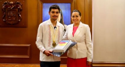 Tere Jiménez felicita a Rogelio Guerrero, campeón en la Olimpiada Internacional de Matemáticas