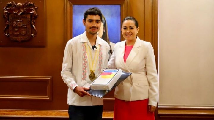 Tere Jiménez felicita a Rogelio Guerrero, campeón en la Olimpiada Internacional de Matemáticas