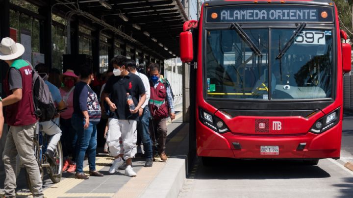 ¿Cambia 'la hora pico' en CDMX? Transporte público se satura en la comida