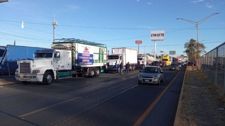 Piden transportistas liberar peaje en caseta a la altura de Chichimequillas para evitar asaltos