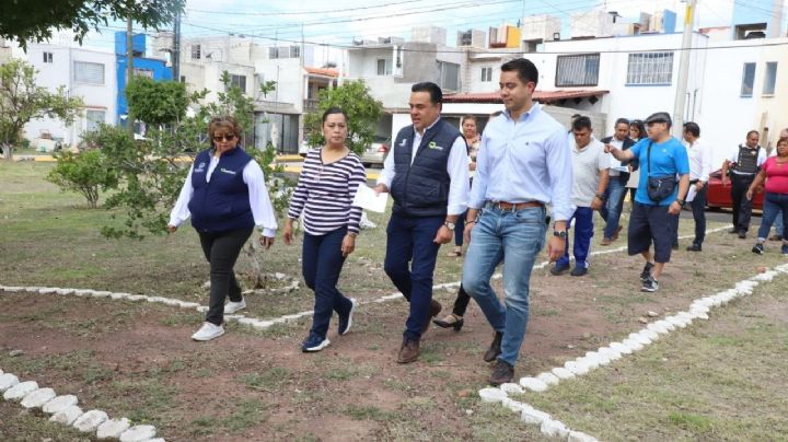 Supervisan autoridades municipales avances de mejoras de Condominios en La Loma