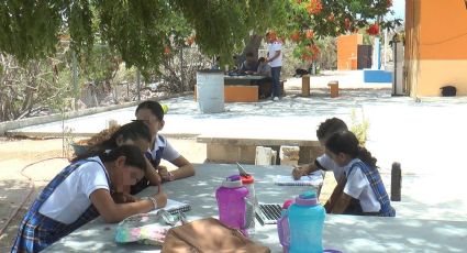 ¿Alumnos a las brasas? Estudiantes toman clases al aire libre para evitar golpes de calor