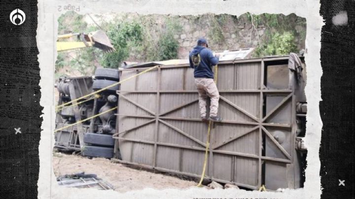 Cae autobús a barranco en Oaxaca y mueren 27 personas