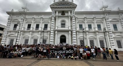 Clausuran Palacio de Gobierno de Sonora en rechazo a libros de texto