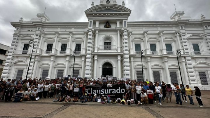 Clausuran Palacio de Gobierno de Sonora en rechazo a libros de texto