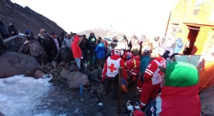 Socorristas y civiles bajan los cuerpos de alpinistas fallecidos en el Pico de Orizaba