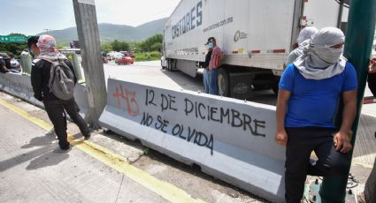 Policías 'encañonan' y amenazan a normalistas de Ayotzinapa tras protesta