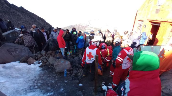 Socorristas y civiles bajan los cuerpos de alpinistas fallecidos en el Pico de Orizaba