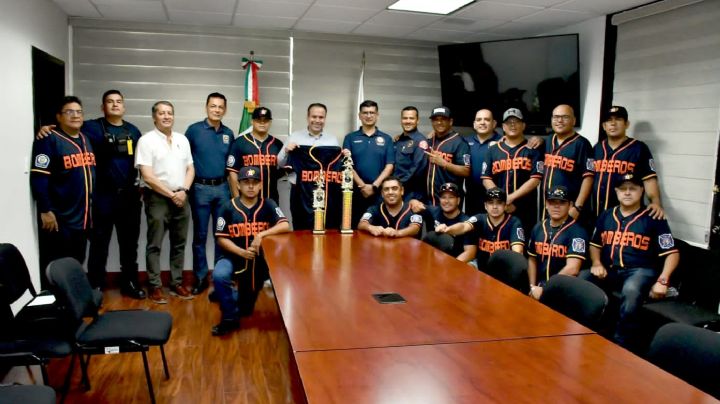 Felicita Toño Astiazarán a equipo de béisbol Bomberos de Hermosillo por su bicampeonato