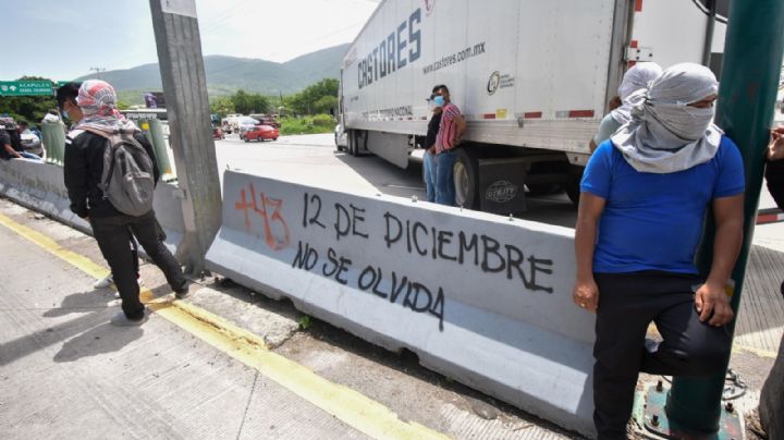 Policías 'encañonan' y amenazan a normalistas de Ayotzinapa tras protesta