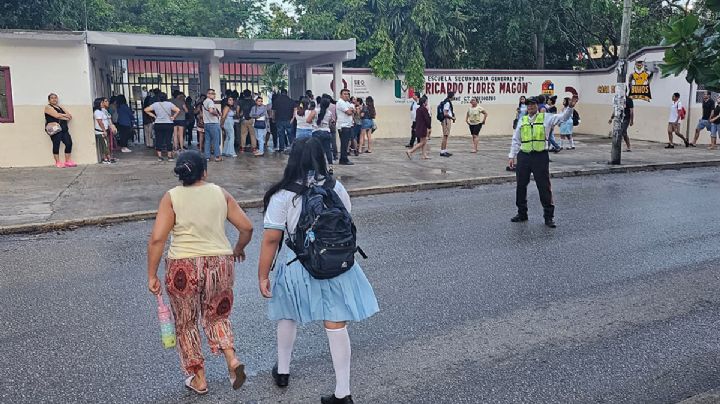 Regresan a clases estudiantes en Quintana Roo, con libros y sin contratiempos por tormenta tropical