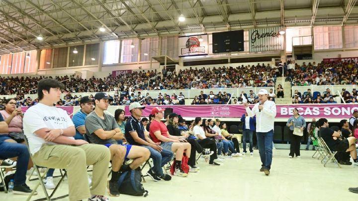 Alfonso Durazo impulsa la educación con la entrega de becas