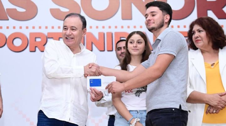 Entrega Alfonso Durazo becas en Caborca