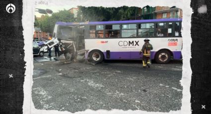 Tráiler se ‘vuela’ el alto en Circuito Interior y choca con camión y auto; hay 21 heridos