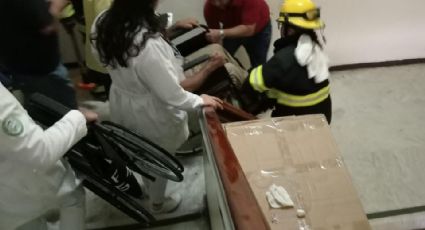 Otraaa de elevadores: quedan atrapados 2 adultos mayores por casi dos horas en hospital IMSS