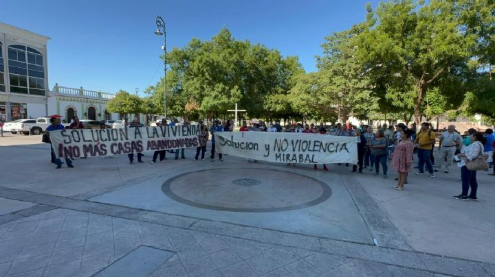 Manifestantes exigen respuesta ante altos cobros de luz; fueron recibidos por comitiva