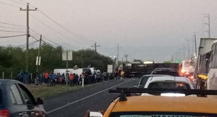 Paralizan Carretera a Laredo; protagonizan camión y tráiler choque en NL