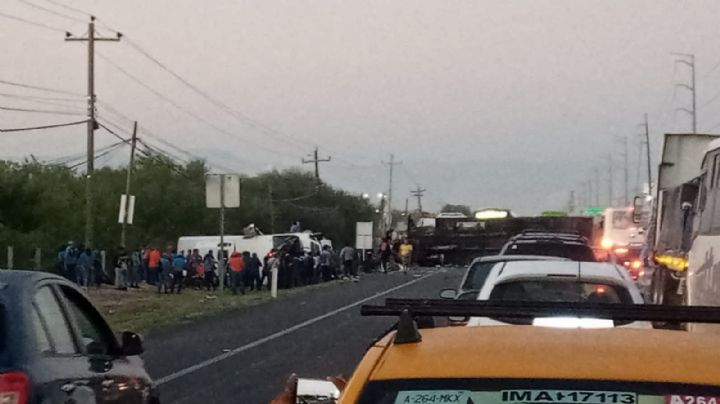 Paralizan Carretera a Laredo; protagonizan camión y tráiler choque en NL