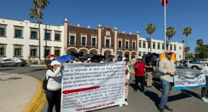 Marchan estudiantes contra institución educativa por cancelación de becas