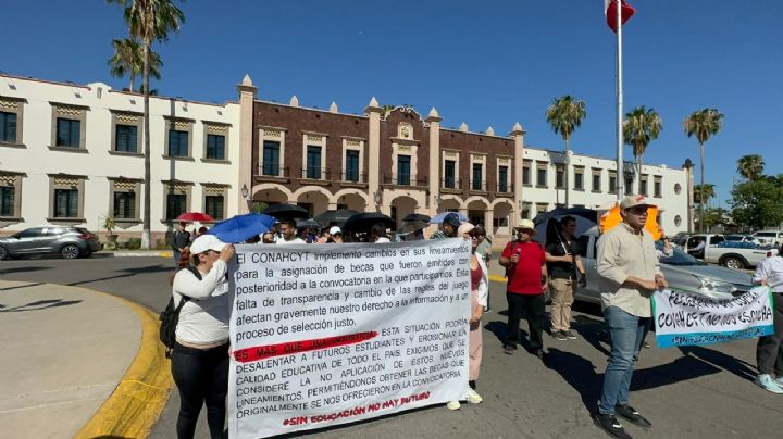 Marchan estudiantes contra institución educativa por cancelación de becas