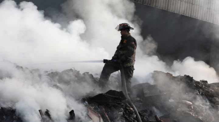 Se desata incendio en confinamiento de basura en NL