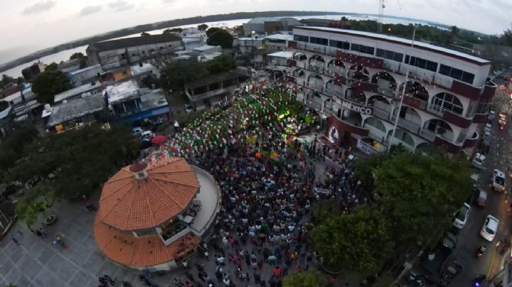 (VIDEO) Vecinos se manifiestan contra relleno sanitario impuesto por AMLO en Nanchital, Veracruz