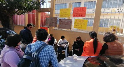 Continua toma de escuela por maestros en Córdoba: "Pedimos respeto y garantizar nuestro trabajo"