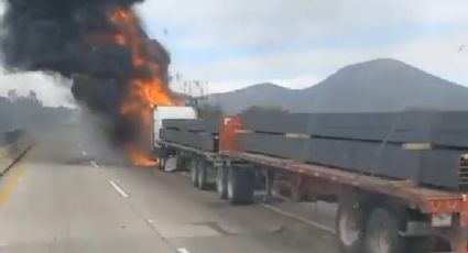 (VIDEO) Arde tractocamión en libramiento noreste de la capital queretana