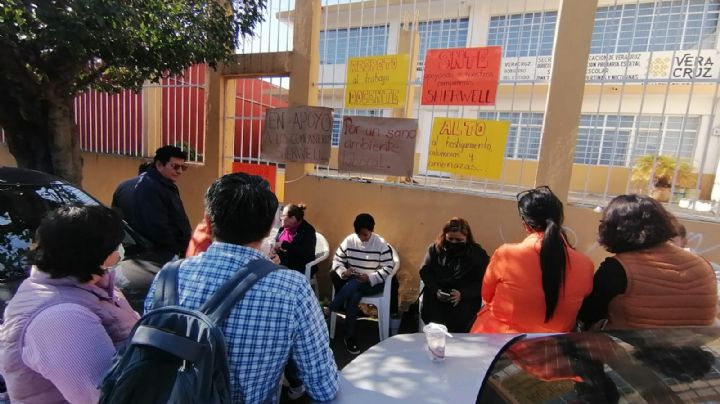 Continua toma de escuela por maestros en Córdoba: "Pedimos respeto y garantizar nuestro trabajo"